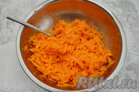 Даём тыкве, смешанной с сахаром, постоять 5 минут. Если образуется сок, его необходимо слить. Затем вливаем растительное масло и перемешиваем начинку.