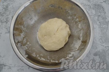 Вначале перемешиваем тесто ложкой, а затем тщательно вымешиваем его руками (в течение минут 8-10), подсыпая по мере необходимости муку. В процессе вымешивания я частями добавила 50 грамм муки. Но важно ориентироваться на консистенцию замешиваемого теста. Должно получиться мягкое, податливое, практически не липнущее к рукам тесто. Затем накрываем миску с тестом полотенцем и оставляем "отдохнуть" при комнатной температуре минут на 10-15.