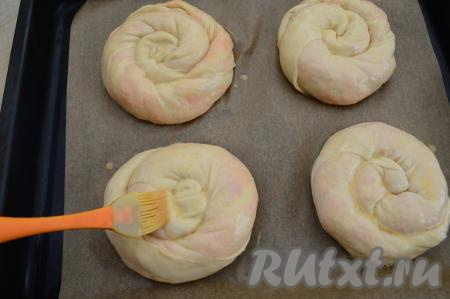 4 сформированные вертуты, выложенные на застеленный противень, смазываем сверху взбитым яйцом.