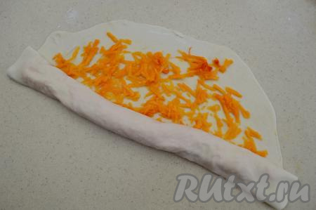 Заворачиваем тесто с начинкой в рулет.