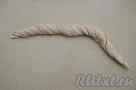 Затем плотно скрепляем концы получившегося рулета. Начинаем перекручивать рулет: перекручиваем один край рулета руками в одну сторону, а затем второй край рулета перекручиваем в другую сторону.