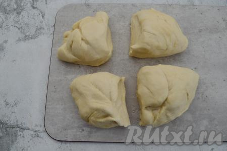 Отдохнувшее тесто делим на 4 части.