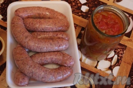 Купаты из мясного фарша и домашнее лечо.