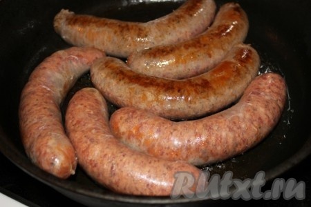 Купаты обжарить на сковороде минут 10-15. Если сковорода антипригарная, то без смазывания.