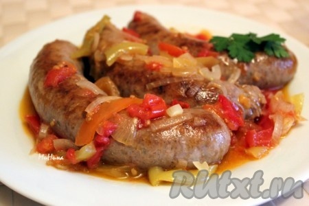 Купаты на сковороде с лечо