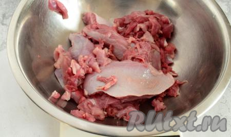 С голени снять кожу (я не использую кожу), отделить мясо от костей, удаляя сухожилия. Очень удобно разделывать голень индейки с помощью острого ножа и кухонных ножниц. Всего получилось около 700 грамм филе индейки.