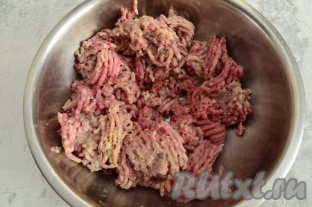 Три кусочка булки замочить в молоке, а затем отжать, удаляя лишнюю влагу. Филе индейки, а также очищенную луковицу и кусочки булки пропустить через мясорубку.