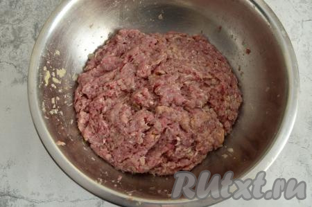 Посолить фарш по вкусу и тщательно перемешать. Затем для увеличения связующих свойств фарша его следует отбить. Я это делаю так: беру в руки весь фарш, поднимаю на 50 сантиметров выше миски и бросаю его в миску, повторяю эту процедуру 10-15 раз. Благодаря отбиванию, котлеты не будут разваливаться в процессе жарки.