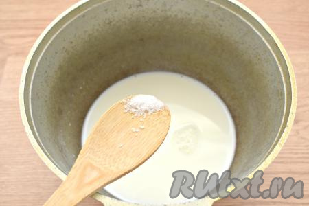 Готовить кашу лучше в кастрюле с толстым дном (я воспользовалась казаном). Вливаем в кастрюлю (или казан) молоко, сразу солим, ставим на огонь. Доводим молоко до кипения.