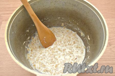 Накрываем крышкой и варим овсяные хлопья 5 минут, за это время кашу 2-3 раза перемешиваем.