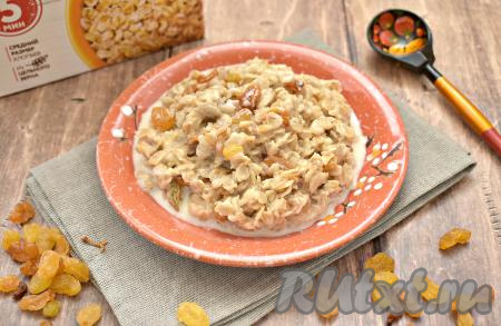 Овсяная каша на молоке с изюмом