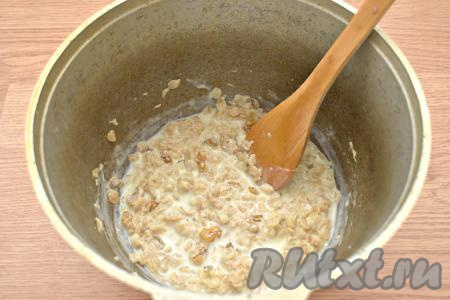 Даём овсяной каше с изюмом настояться 3-4 минуты (каша станет погуще) и подаём к столу.