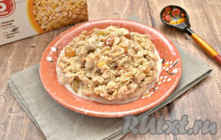 Вкусная, сладкая овсяная каша, приготовленная на молоке с изюмом, станет отличным началом дня.