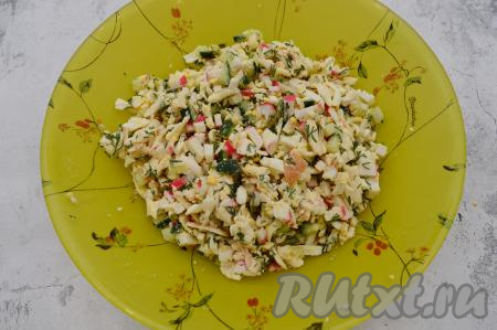 Подсолить салат и перемешать. В таком виде можно хранить салат до подачи к столу в холодильнике, накрыв крышкой. А непосредственно перед подачей уже заправить его майонезом (или сметаной).