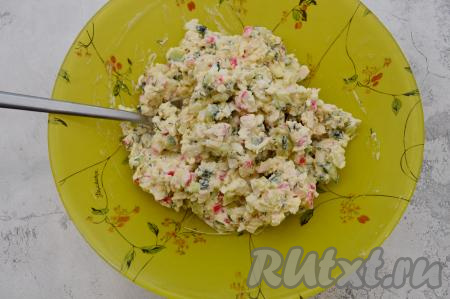 Заправить салат майонезом (или сметаной), перемешать.&nbsp;Если будете заправлять майонезом, тогда подсаливайте салат, учитывая, что майонез тоже содержит соль. Если сметана кисловата, можно добавить маленькую щепотку сахара, она уменьшит кислотность сметаны.