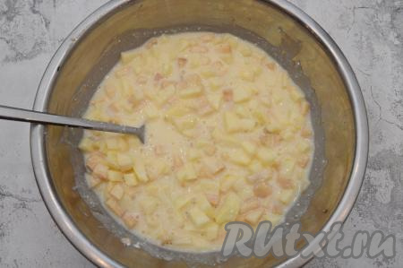 Перемешать творожную смесь с яблоками и начинка для насыпного пирога готова. Она получится достаточно жидкой.