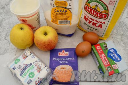 Подготовить продукты для приготовления насыпного пирога с творогом и яблоками. Яйца в этот раз у меня были размера С1.  Сливочное масло должно быть комнатной температуры, поэтому достать его из холодильника нужно заранее.