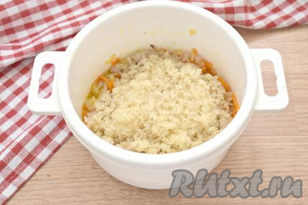 К свинине и овощам добавляем промытый рис.