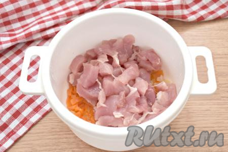 Затем к овощам добавляем свинину, нарезанную на маленькие кусочки. Снова кастрюлю накрываем крышкой, ставим в микроволновку и готовим на той же мощности 3 минуты.