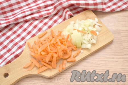 Очищаем морковь и лук, а затем нарезаем на тонкие брусочки. Рис тщательно промываем, даём стечь воде. Свинину моем и обсушиваем.