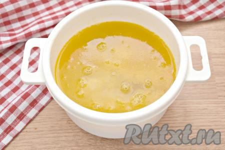 Вливаем слегка тёплую кипячёную воду. Рис разравниваем и ставим в микроволновку на 10 минут, накрыв крышкой.