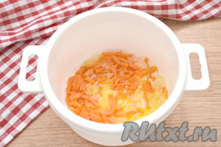 В кастрюлю, пригодную для приготовления в микроволновке, вливаем растительное масло и выкладываем морковку с луком, накрываем крышкой и ставим в микроволновку. На максимальной мощности (у моей СВЧ - 800 Ватт) готовим морковь с луком 3 минуты.
