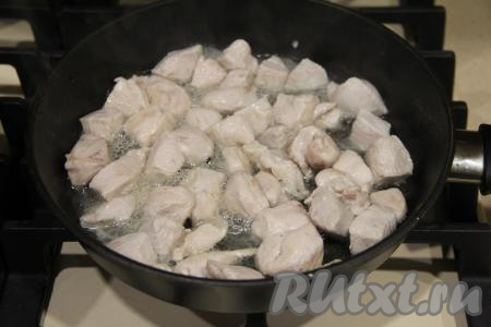 Куриное филе нарезать на средние кубики и выложить в сковороду с разогретым растительным маслом. Обжаривать курочку на среднем огне минут 5-7, периодически переворачивая.