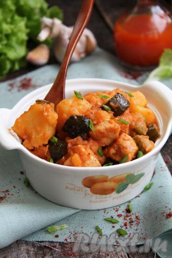 Азу из курицы с солёными огурцами подать к столу в горячем виде. Очень вкусно и сытно!