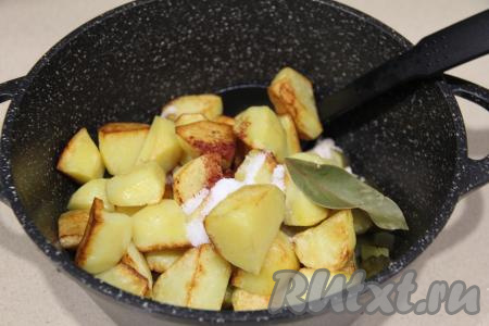 В кастрюлю с курицей и огурцами добавить обжаренную картошку и лавровый лист, всыпать соль.