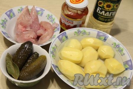 Подготовить продукты для приготовления азу из курицы с солёными огурцами.  Картошку почистить, залить водой, чтобы она не потемнела. Куриное филе промыть и обсушить.