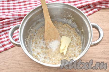 Выключаем огонь, в кашу добавляем кусочек сливочного масла и сахар, очень хорошо перемешиваем.