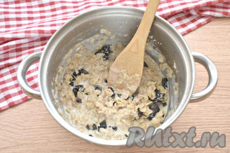 Кастрюлю с кашей накрываем крышкой и даём настояться 3-4 минуты. Овсяная каша станет гуще.