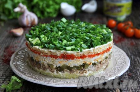 А затем снять бортики и подать вкусный, нежный салат&nbsp;"Северный", приготовленный с печенью трески и картошкой, к столу.