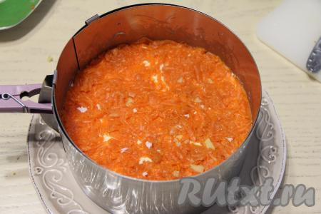 Следующим слоем выложить натёртую на крупной тёрке варёную морковь.