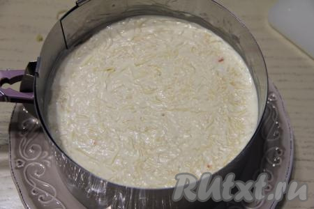 Поверх слоя огурцов равномерно выложить яйца, натёртые на крупной тёрке, нанести сетку майонеза и слегка утрамбовать слои.