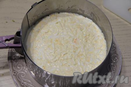 Нанести сетку из майонеза и утрамбовать слой.&nbsp;