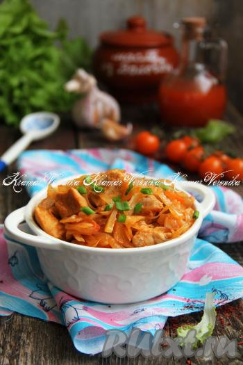 Тушёные свинина с капустой станут полноценным обедом или ужином. Разложить блюдо из чаши мультиварки по тарелкам и в горячем виде подать к столу. Просто, сытно и вкусно, попробуйте!