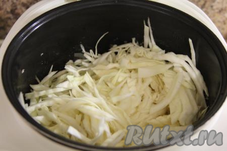 Добавить капусту в чашу мультиварки.&nbsp;