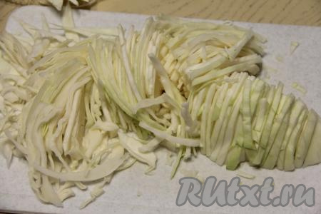 Капусту тонко нарезать.