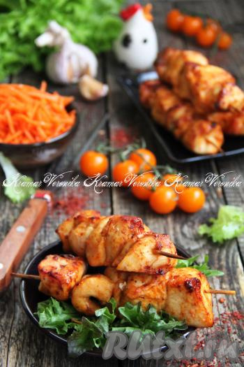 Вот такого красивого золотистого цвета получились куриные шашлыки, переложить их из чаши аэрогриля на тарелку и подать к столу.