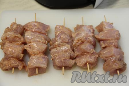 Кусочки куриного мяса нанизать на деревянные шпажки, у меня получилось 5 шашлычков.