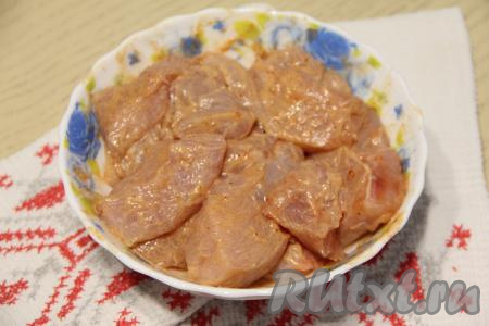 Перемешать курицу с маринадом и оставить промариноваться минимум на час.