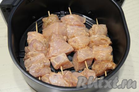 Выложить шашлычки на решётку аэрогриля. Я решётку аэрогриля маслом не смазываю (у меня решётка с антипригарным покрытием).