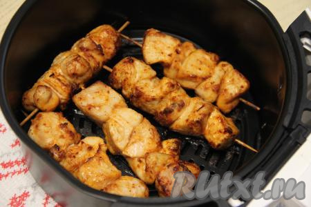 Крышку аэрогриля закрыть, выставить температуру 200 градусов, время - 10 минут. По окончании времени перевернуть куриные шашлычки, крышку закрыть и готовить ещё 10 минут при той же температуре.