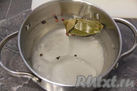 В кастрюлю влить воду и растительное масло, добавить соль, сахар, лавровые листья и горошины перца, поставить на огонь, перемешать. После того как вода закипит, проварить маринад на небольшом огне 2-3 минуты, чтобы и сахар, и соль полностью растворились.