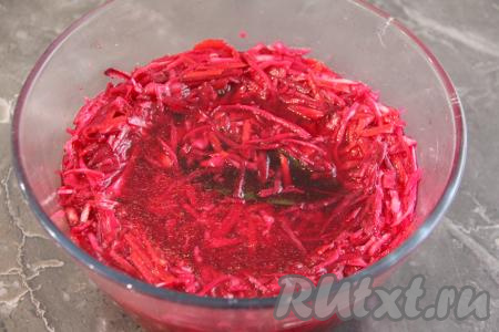 Накрыть хряпу тарелкой и поставить сверху гнёт. Убрать капусту мариноваться в холодильник на сутки.