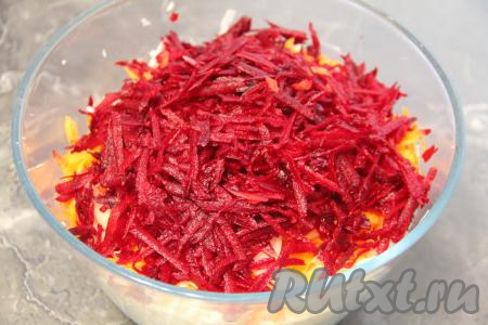 Сюда же выложить свеклу, натёртую на крупной тёрке.