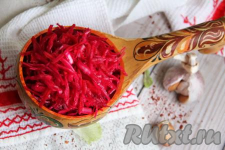 Через сутки очень вкусную, хрустящую маринованную капусту "Кремлёвская хряпа" подать к столу в качестве дополнения к различным блюдам. Посмотрите, какая яркая закуска получилась.