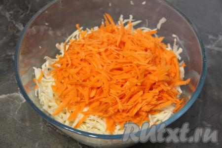 Затем к капусте выложить морковку, натёртую на крупной тёрке.