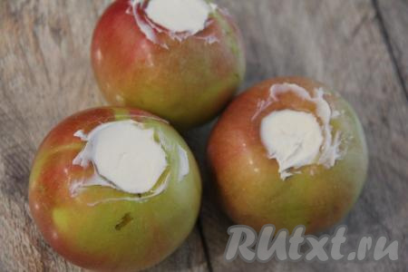 Творожный сыр, по желанию, смешать с сахаром (у меня яблоки были достаточно сладкие, поэтому сахар в творожный сыр я добавлять не стала). Наполнить яблочки творожным сыром. Вообще начинку можно выбрать по вкусу. Например, можно запечь яблоки с творогом и сахаром или с мёдом, или с молотой корицей и сахаром.